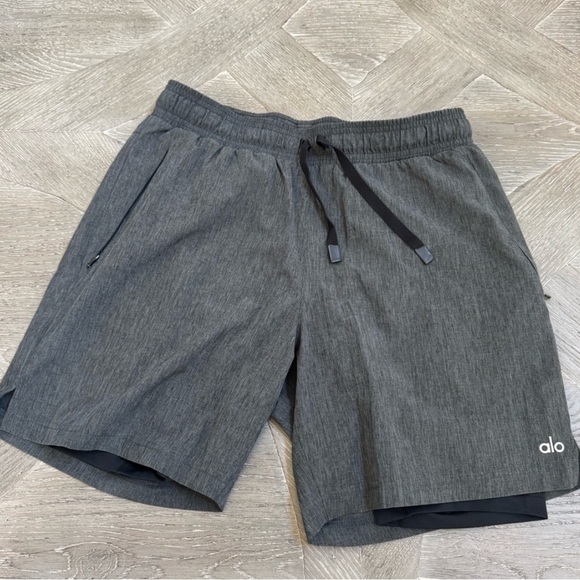 ALO Yoga Men's Gray Performance Shorts - Picture 1 of 5
